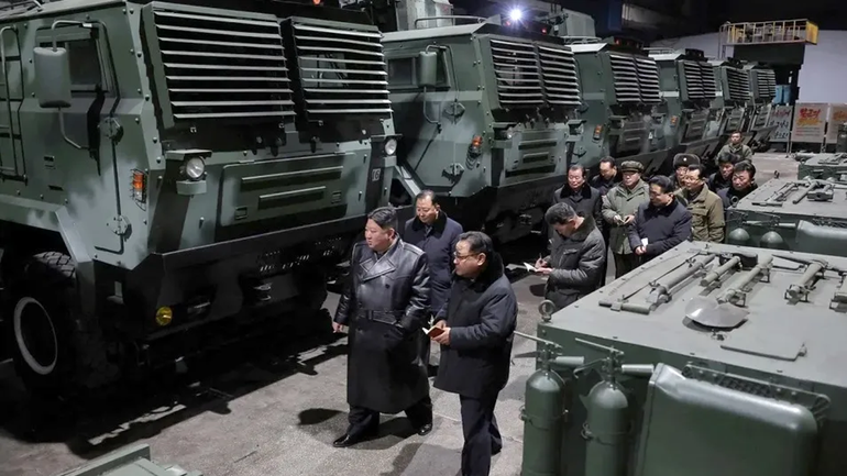 El líder Kim Jong-Un visita una fabrica de municiones en Norcorea.