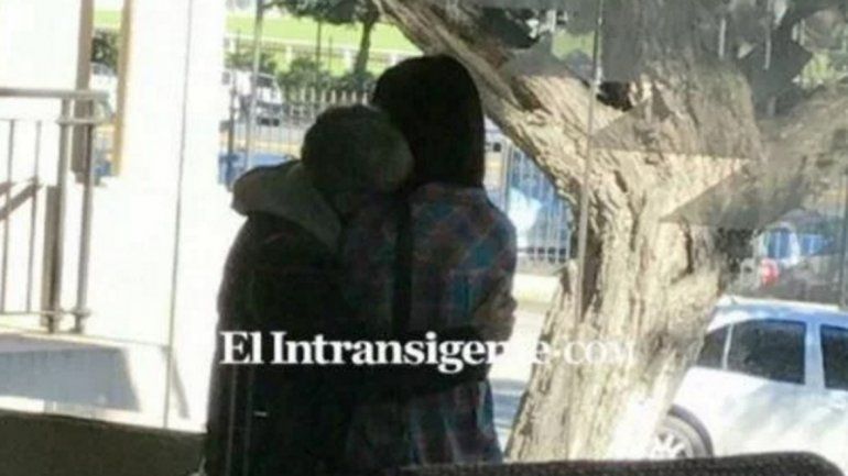 En las imágenes se lo puede ver a Rial hablando y a los abrazos con Romina.&nbsp;