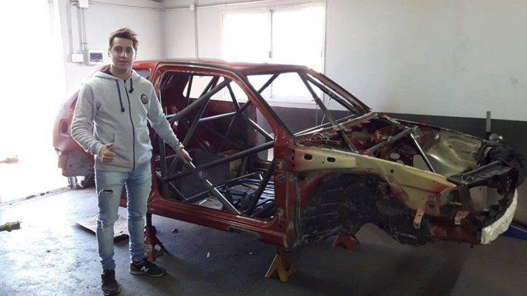 Mendaña junto al auto que utilizará este semestre en la Gol.&nbsp;