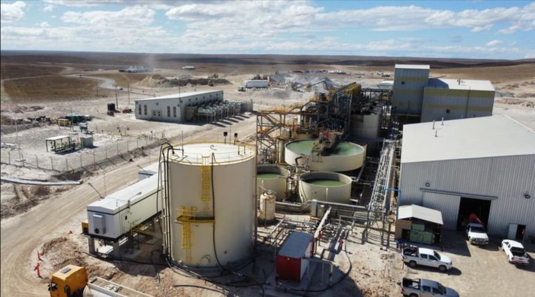 Las instalaciones de la mina de oro del norte de Santa Cruz, cerca de la ruta 3 a la altura de la localidad de Tres Cerros. Las instalaciones de la mina de oro del norte de Santa Cruz, cerca de la ruta 3 a la altura de la localidad de Tres Cerros. 