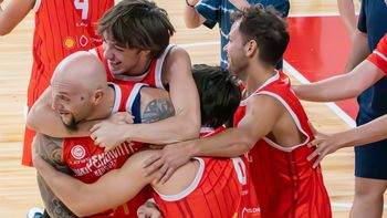 piuma le dio la victoria y la punta al rojo neuquino en la ultima pelota de un partidazo