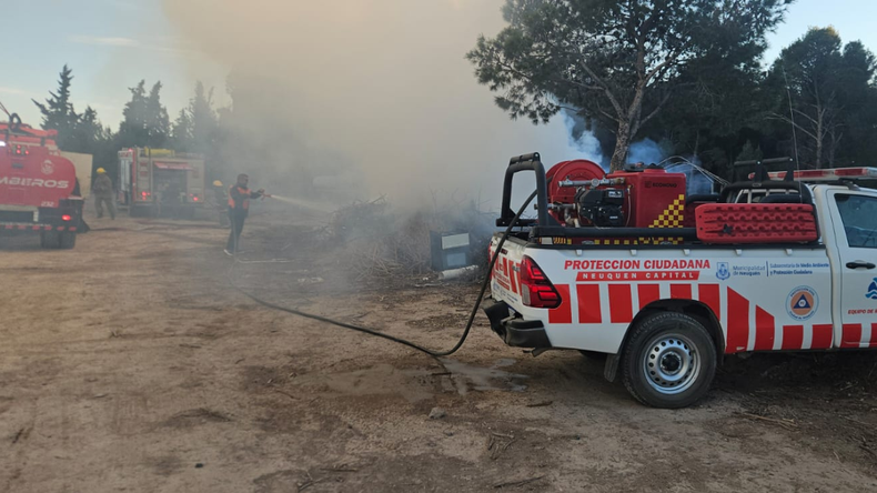 Incendio intencional en Parque Norte: personas en situación de calle provocaron el fuego.
