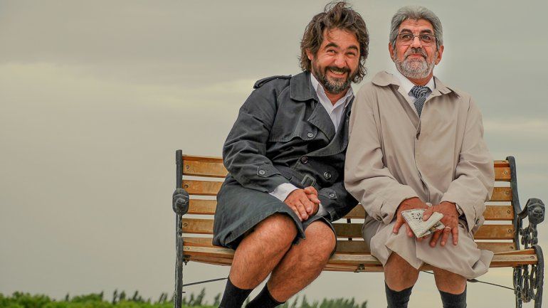 César y Darío Altomaro recorrieron diferentes puntos de la ciudad encarnando a los dos personajes que llevarán a escena el viernes a las 22.&nbsp;