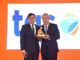 Jorge Fontevecchia, director del Grupo Perfil, entregó el premio al CEO de TGS, Oscar Sardi.