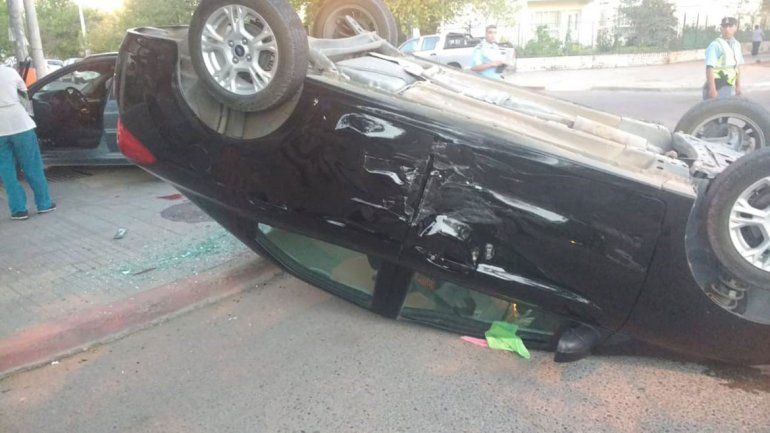 Choque y vuelco en el bajo: un auto quedó tumbado y otro sobre la vereda