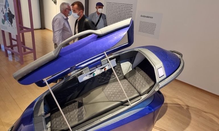 El interior de la cápsula suicida, con los botones respectivos. El interior de la cápsula suicida, con los botones respectivos.