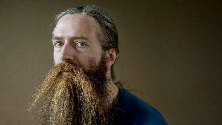 El excéntrico De Grey tiene un look muy particular. Y por sus intenciones