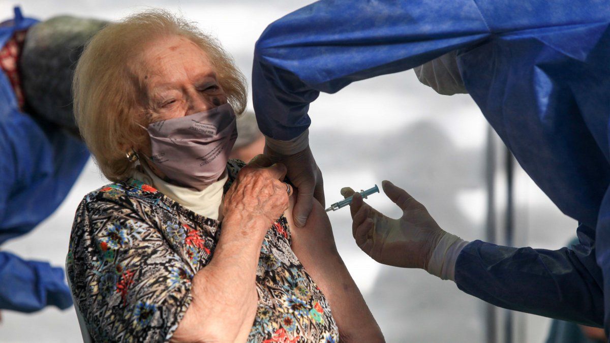 la OMS pide vacunar con refuerzos solo a grupos de riesgo thumbnail