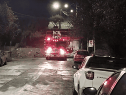 El fuego se desató a las 22.00 en la calle Frey entre Mitre y Moreno. El fuego se desató a las 22.00 en la calle Frey entre Mitre y Moreno.