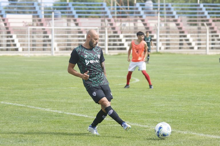 El mediocampista que fue titular en el arranque del torneo analizó el comienzo del equipo y contó las ganas de levantar con Olimpo. Fotos: Anahí Cárdena