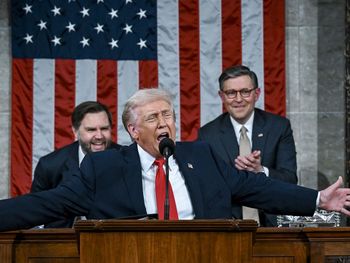 En su discurso ante el Capitolio, Trump promete mantener los impuestos aduaneros sin intervención legislativa y plantea sustituir el impuesto sobre la renta. En su discurso ante el Capitolio, Trump promete mantener los impuestos aduaneros sin intervención legislativa y plantea sustituir el impuesto sobre la renta.