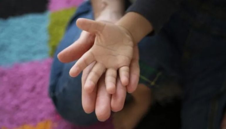 La mano de un padre y la de un hijo
