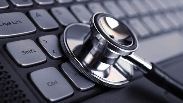 El británico David Nott participa de las intervenciones a distancia.