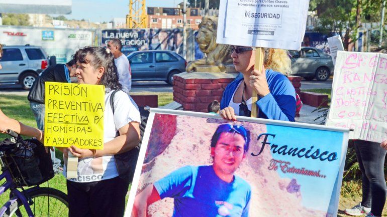 ALCI en una de las marchas en reclamo de justicia que se realizaron en Neuquén. La Asociación se transformó en la voz de las víctimas de violencia.