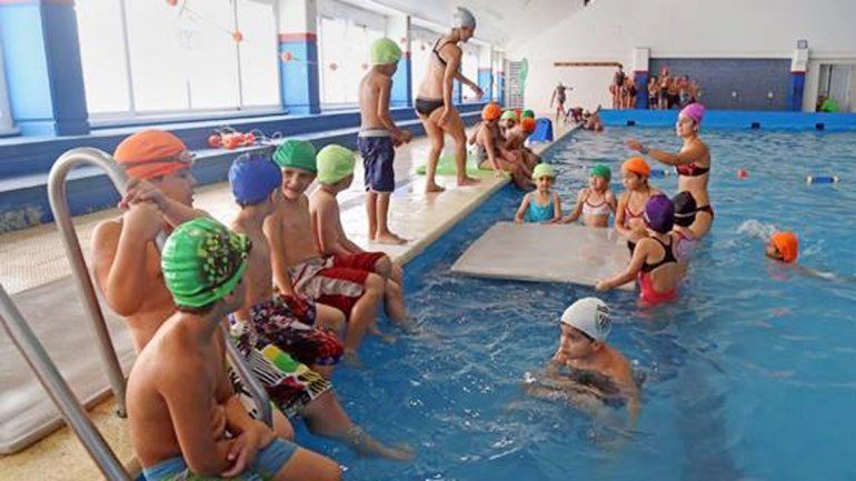 Los chicos se divirtieron hasta último momento con juegos en el agua.