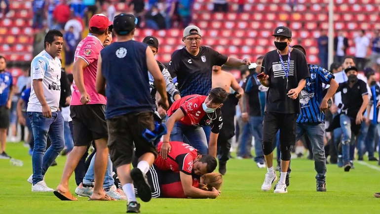 Más de 20 heridos en una batalla campal en un estadio de México