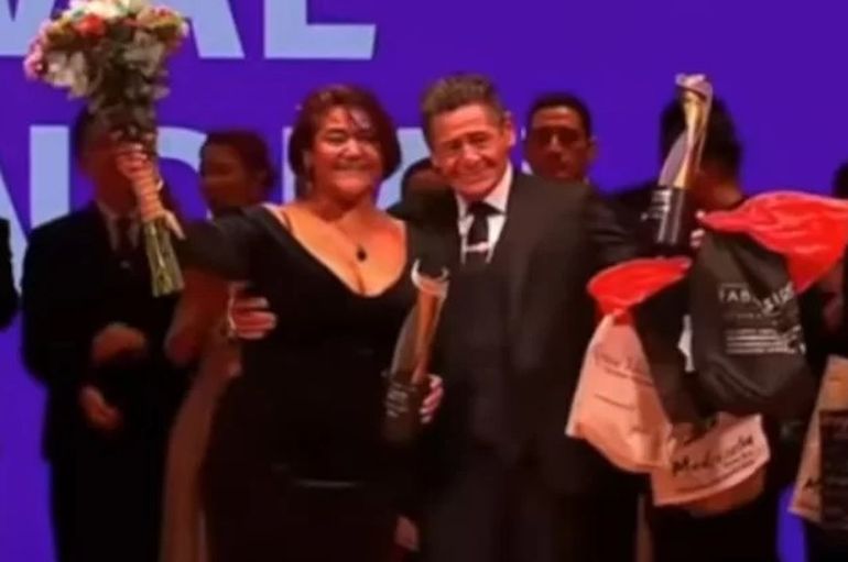 El momento en el que Marcela Jara y Mario Saihueque son premiados, en el Mundial de Tango. El momento en el que Marcela Jara y Mario Saihueque son premiados, en el Mundial de Tango.