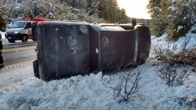 Por el hielo en el asfalto, perdió el control y volcó en cercanías al Paso Samoré