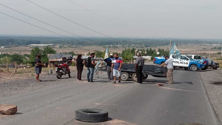 Vecinos sin agua cortan la Bajada de Maida