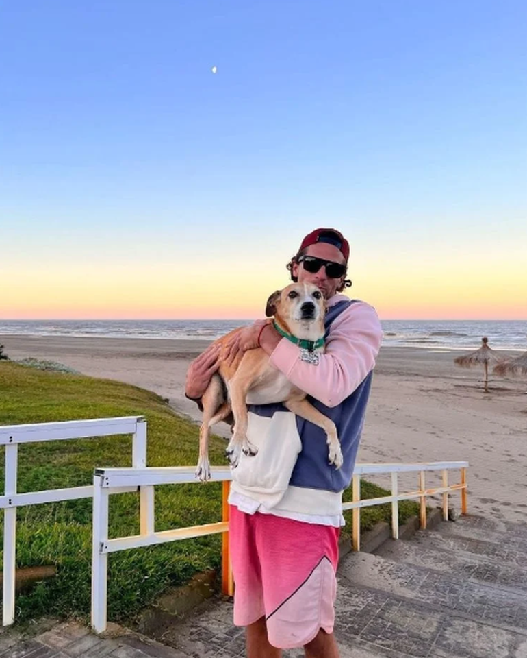 Martín acompaña a Juan francisco en todas sus temporadas como guardavidas. Martín acompaña a Juan francisco en todas sus temporadas como guardavidas.