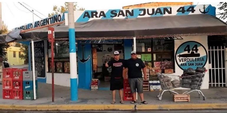 Federico junto a su hermano Nicolás en la verdulería Ara San Juan 44, el primer emprendimiento familiar. El nombre del negocio fue un homenaje al submarino y sus con 44 tripulantes que desaparecieron en noviembre de 2017 en el Océano Atlántico. 