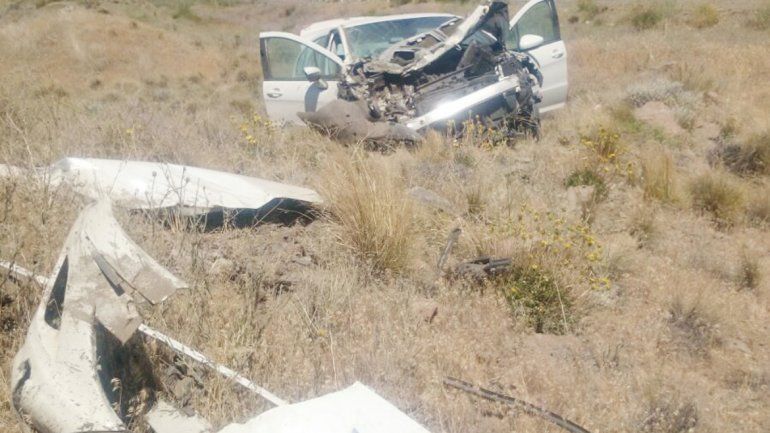 El Peugeot resultó con grandes daños.