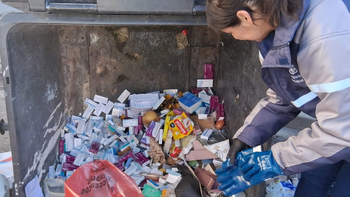 Encontraron 17 kilos de medicamentos vencidos tirados en la calle en Neuquén.