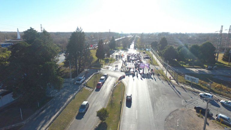El corte en los puentes carreteros entre Cipolletti y Neuquén.