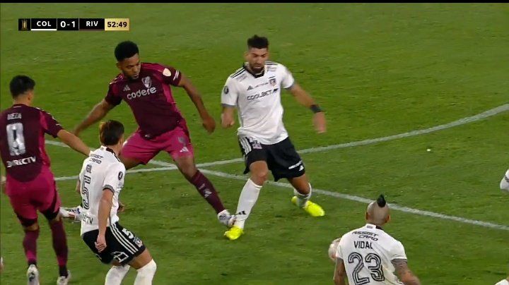 El delantero de River, Miguel Borja, cometió una dura infracción por la que no recibió ni siquiera tarjeta amarilla.
