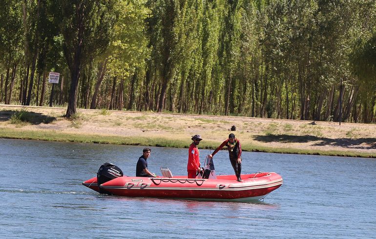 Equipos de Río Negro y Neuquén siguen la búsqueda en el río Limay / Foto