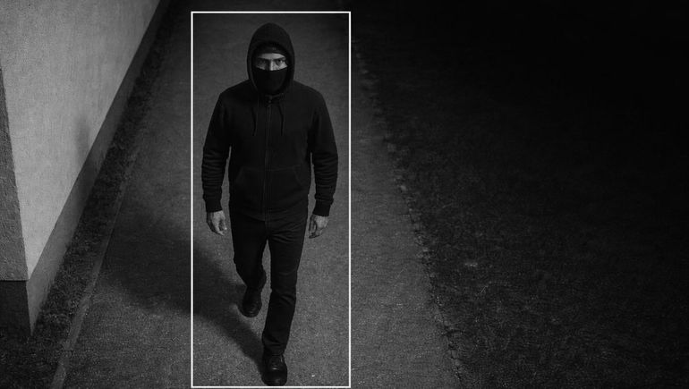 Un sospechoso captado por cámaras de seguridad durante la madrugada, en un caso que puso en debate la eficacia de los sistemas de alarmas en establecimientos comerciales. Un sospechoso captado por cámaras de seguridad durante la madrugada, en un caso que puso en debate la eficacia de los sistemas de alarmas en establecimientos comerciales.