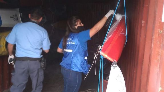 La Policía peritó el tráiler donde estaban guardados los equipos que se robaron.