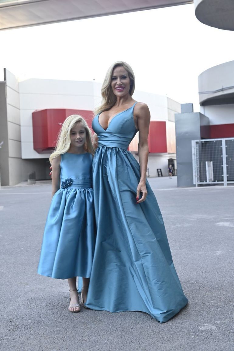 Luciana Salazar y su hija Matilda compartieron diseñador y color de vestido.  Luciana Salazar y su hija Matilda compartieron diseñador y color de vestido.
