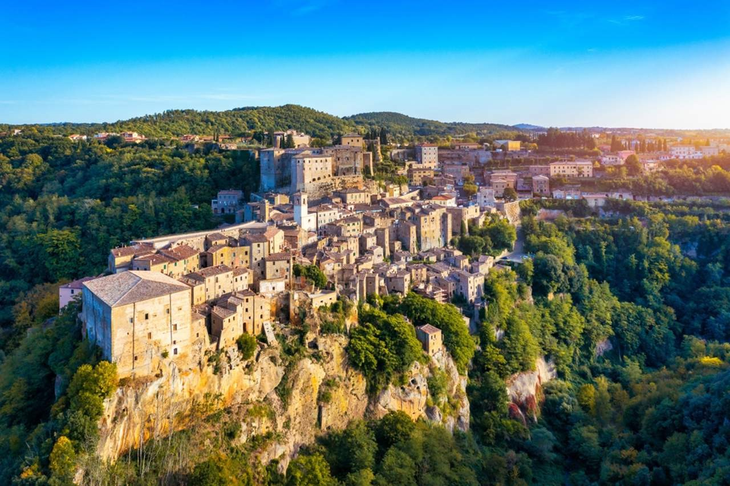 En la Toscana existen muchos pueblitos que, además de viñedos, proyectan riqueza gastronómica y cultural. En la Toscana existen muchos pueblitos que, además de viñedos, proyectan riqueza gastronómica y cultural.