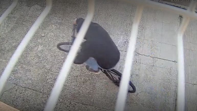 Comodoro Rivadavia: robó una bicicleta y quedó filmado.