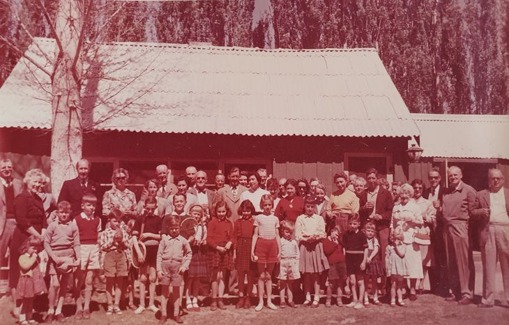 Familias británicas en el club Ruca Carel de Cinco Saltos 1960. Foto: gentileza hermanos Verel. Familias británicas en el club Ruca Carel de Cinco Saltos 1960. Foto: gentileza hermanos Verel.
