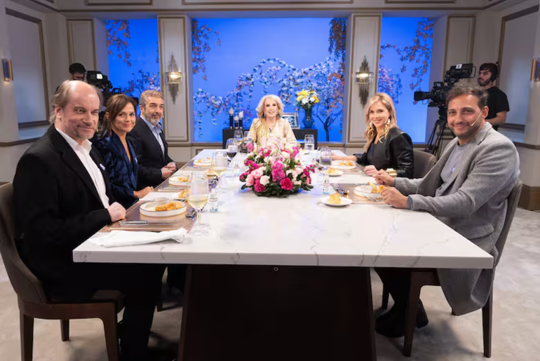 Ricardo Darín y equipo de El Eternauta en la Mesaza de Mirtha Legrand. Ricardo Darín y equipo de El Eternauta en la Mesaza de Mirtha Legrand.