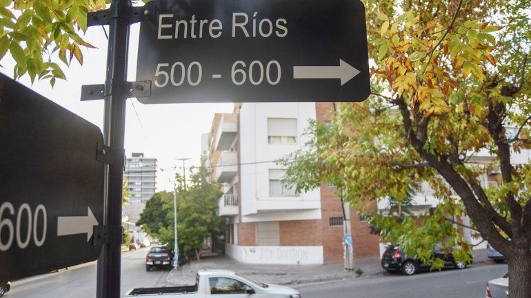 La mujer fue abordada en la puerta de su casa en Entre RÍos al 500. Los delincuentes escaparon por Islas Malvinas.