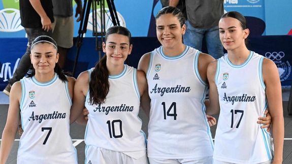 Amparo utiliza el número 17 en su camiseta. Sus compañeras son Josefina Peralta, Rosario Menarvino y Ernestina Suárez. Fotos: Sergio Dovio.