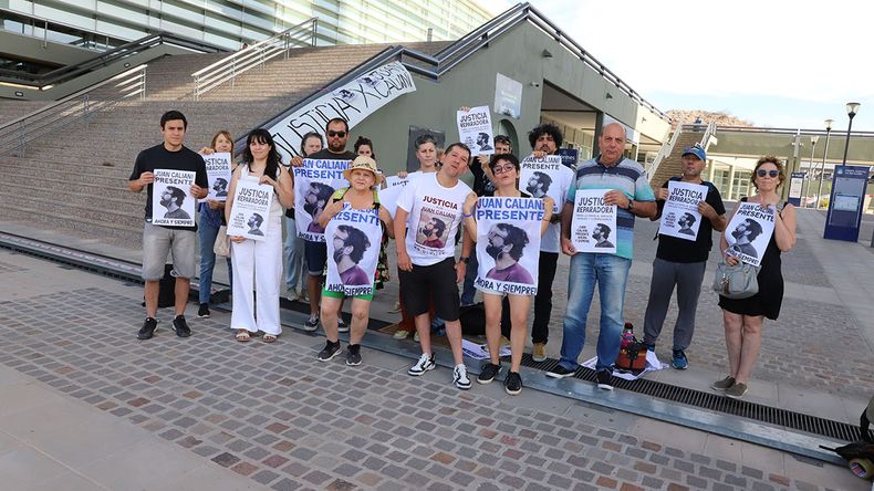 Familiares y amigos de Juan Caliani se convocan en rechazo a la impugnación de las penas por el homicidio | LM Neuquen Familiares y amigos de Juan Caliani se convocan en rechazo a la impugnación de las penas por el homicidio