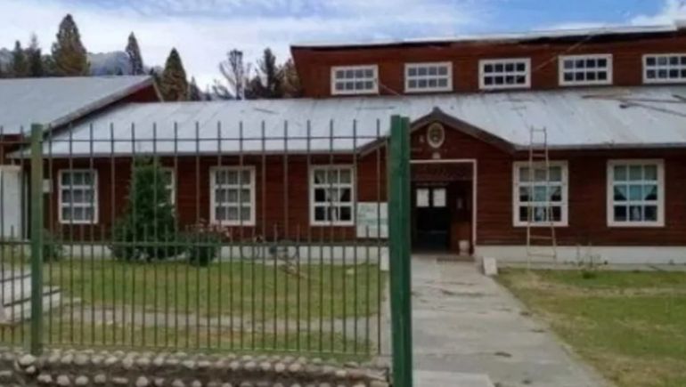 Desde el Ministerio de Educación de Chubut enviaron un equipo técnico que detectó la fisura