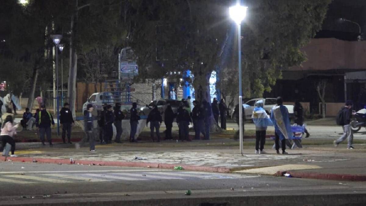 Disturbios en Centenario, con una policía hjerida de un botellazo.