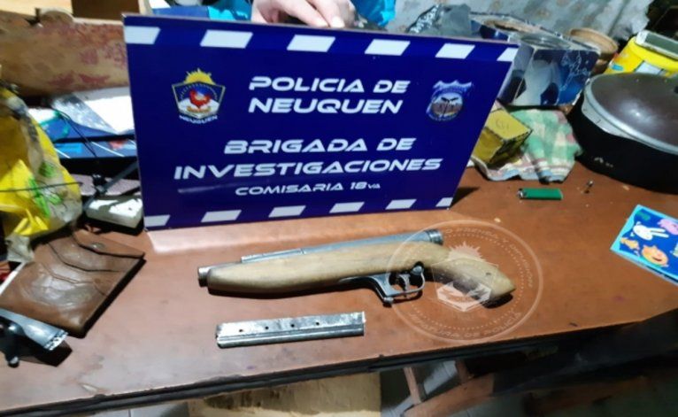 Se les metieron a la casa a punta de pistola y le gatillaron en falso a una joven