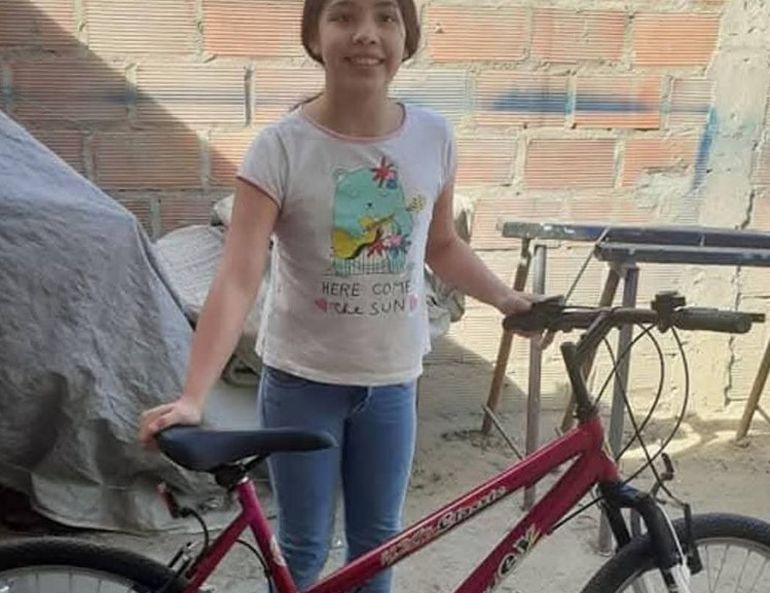 Comodoro Rivadavia: Lara y su bicicleta. Comodoro Rivadavia: Lara y su bicicleta.