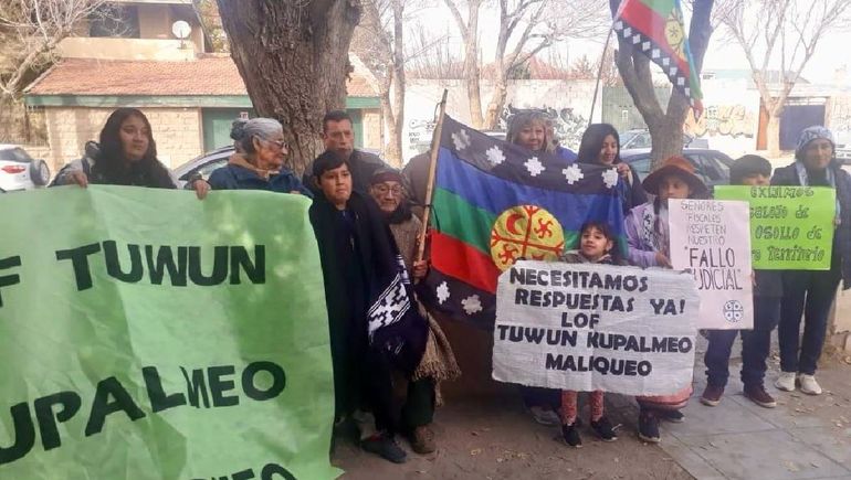 La comunidad mapuche de Villa Pehuenia en las afueras del Juzgado de Zapala. La comunidad mapuche de Villa Pehuenia en las afueras del Juzgado de Zapala.