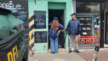 La mujer fue detenida cuando ocultaba evidencias para la causa judicial por presunto lavado de dinero de la empresa de Ariel Vallejo. La mujer fue detenida cuando ocultaba evidencias para la causa judicial por presunto lavado de dinero de la empresa de Ariel Vallejo.