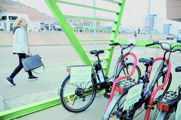 La energía solar se utiliza para dotar las estaciones de carga eléctrica para bicicletas. La energía solar se utiliza para dotar las estaciones de carga eléctrica para bicicletas.