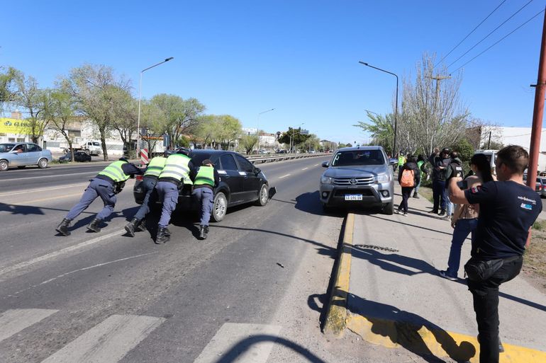 El personal de Tránsito trabajó en la remoción de los vehículos. El personal de Tránsito trabajó en la remoción de los vehículos.