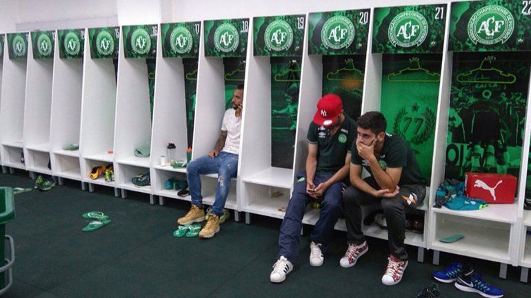 Los jugadores que no viajaron se mostraron desolados en el vestuario del Chapecoense. Dolor infinito.