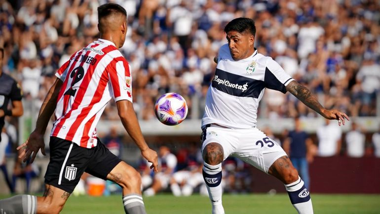 Cuál es el arquero por el que se pelean Estudiantes y Gimnasia de La Plata